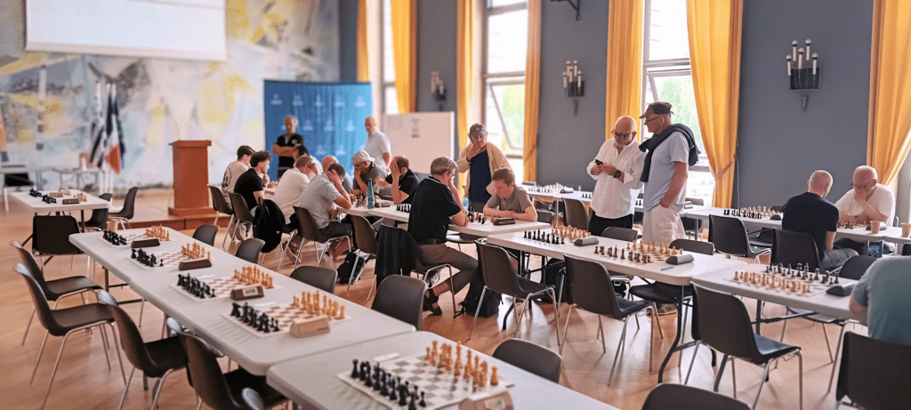 Joueurs et joueuses d'échecs avant la ronde 4 du tournoi du Patronage Laïque de Lorient