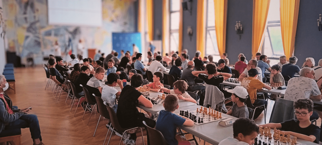 Jeunes joueurs et joueuses d'échecs pendant la ronde 3 du tournoi du Patronage Laïque de Lorient
