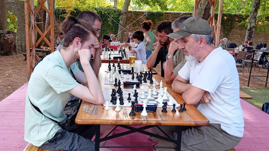 Joueurs d'échecs en tournoi, à la guinguette