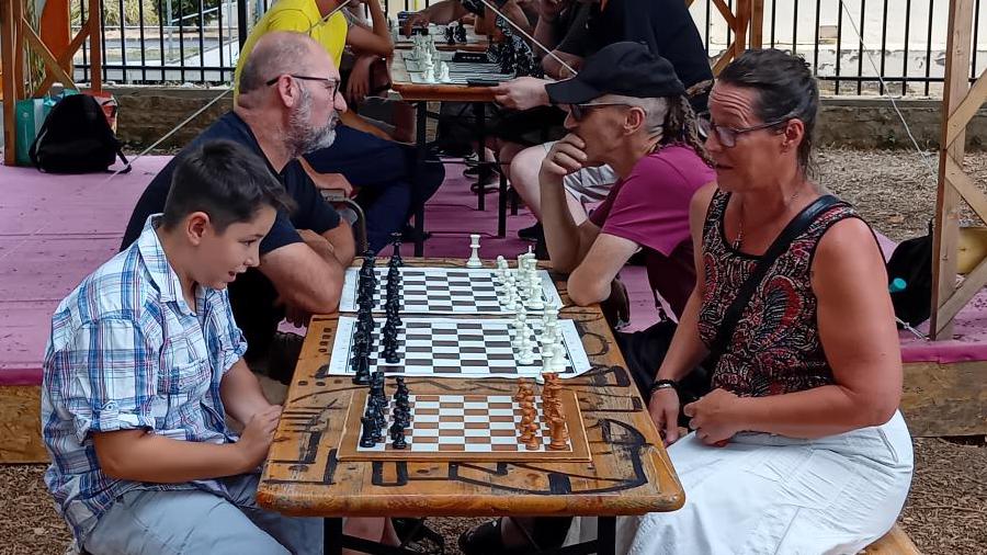 Joueurs d'échecs en tournoi, à la guinguette