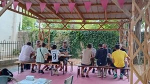 Joueurs d'échecs en tournoi, à la guinguette, vue éloignée