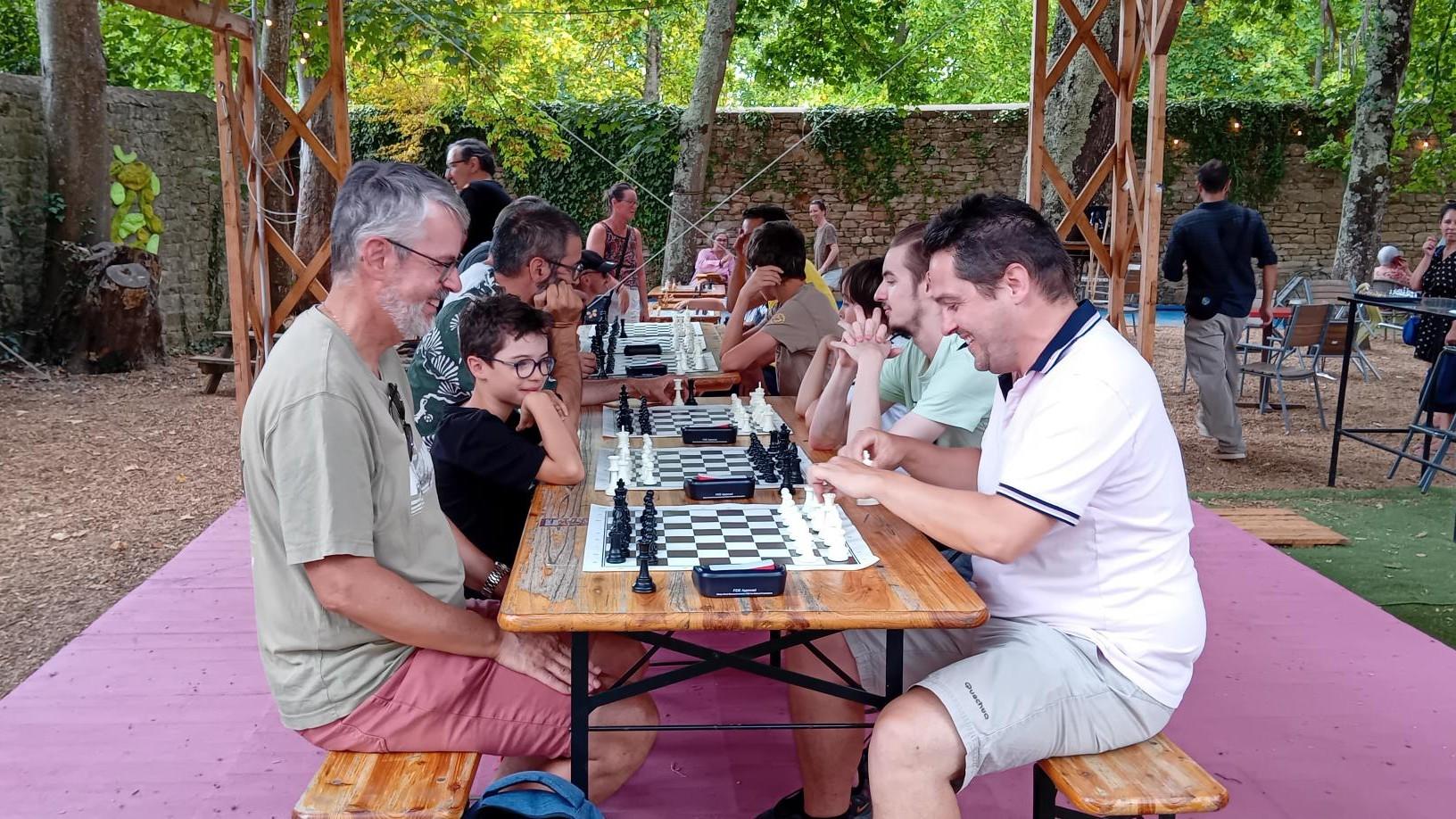 Joueurs d'échecs en tournoi, à la guinguette